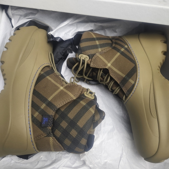 Burberry - Check Scoot Trek Furrow Boots NIB - Picture 2 of 9